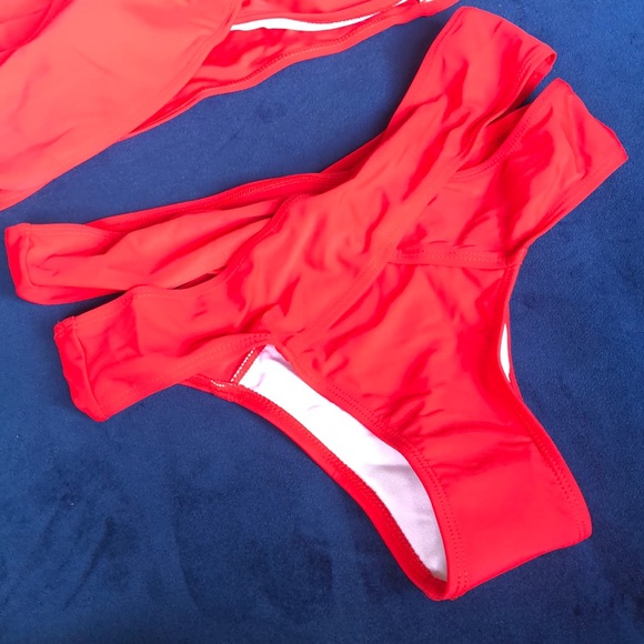 Red bikini - Picture 3 of 6